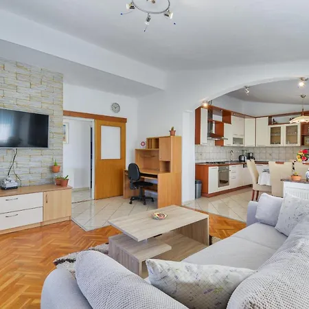 Marina Zadarvillas *